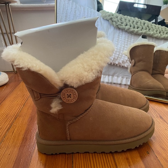 UGG Bailey Button II tan - Picture 4 of 12